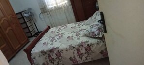 3 habitaciones, tabla de planchar con plancha, wifi y ropa de cama 