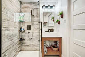Een douche, een haardroger, handdoeken, zeep