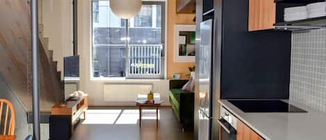 Fridge, oven, stovetop, dishwasher