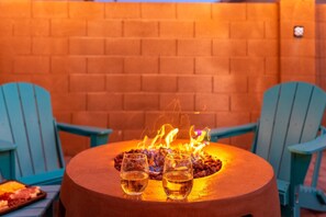 Property grounds - Desert Oasis: 3BR Home with Heated Pool Near San Tan Mall (Gilbert)