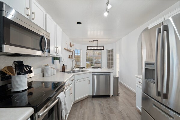 Fridge, microwave, oven, stovetop - Desert Oasis: 3BR Home with Heated Pool Near San Tan Mall (Gilbert)