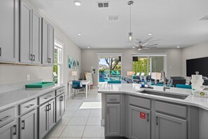 Refrigerador, microondas, horno, placa de cocina