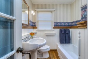 Dusj, hårføner, håndklær og såpe