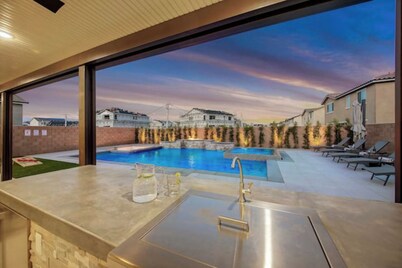 Large 7 Bdr + 9 beds, Huge GameRoom, Putting Green, Bocce, Pool & Spa, designer