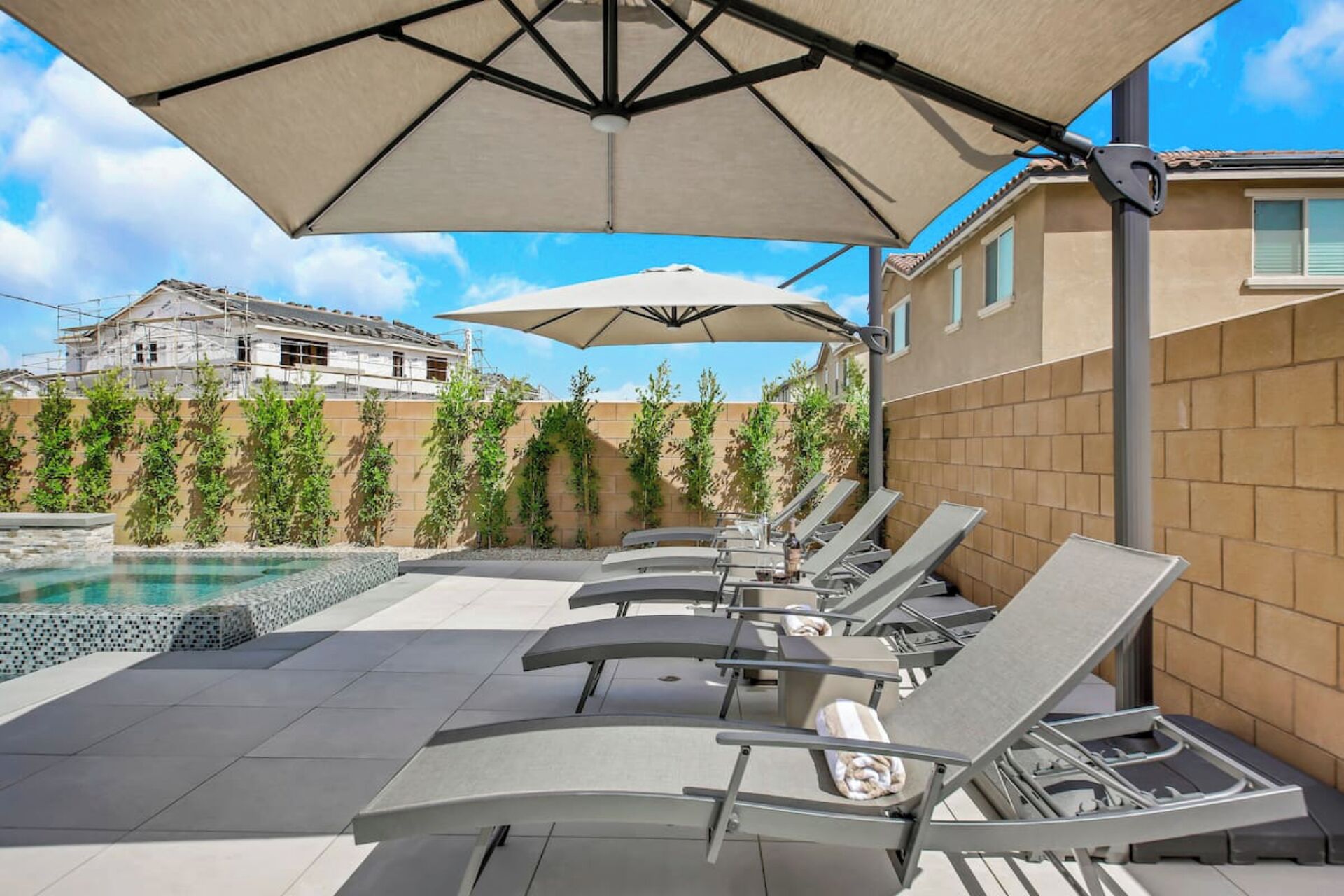 Alberca al aire libre y alberca climatizada