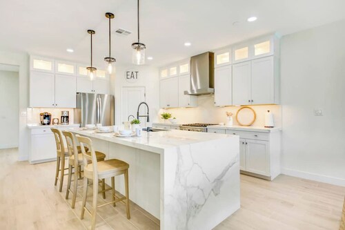 Large 7 Bdr + 9 beds, Huge GameRoom, Putting Green, Bocce, Pool & Spa, designer