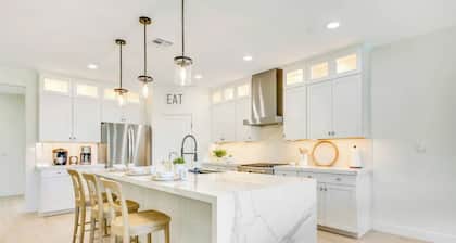 Large 7 Bdr + 9 beds, Huge GameRoom, Putting Green, Bocce, Pool & Spa, designer