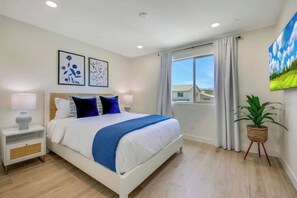 7 bedrooms, desk, iron/ironing board, travel cot