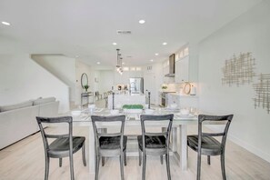 Dining - Large 7 Bdr + 9 beds, Huge GameRoom, Putting Green, Bocce, Pool & Spa, designer (Coachella)