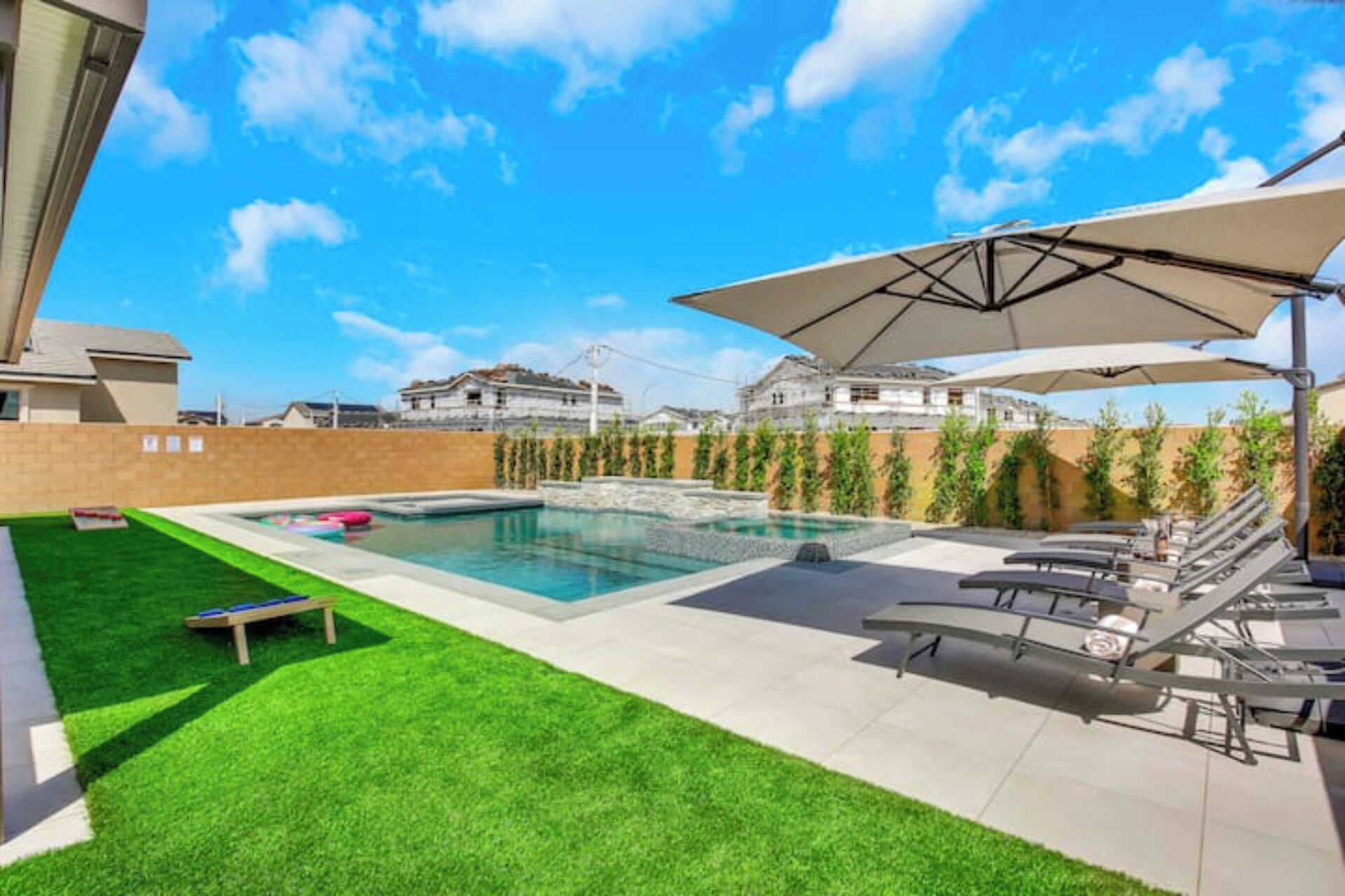 Utendørsbasseng og et oppvarmet basseng