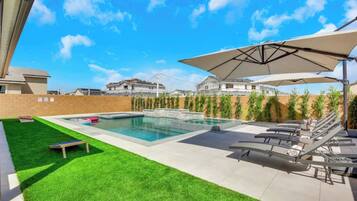 Utendørsbasseng og et oppvarmet basseng