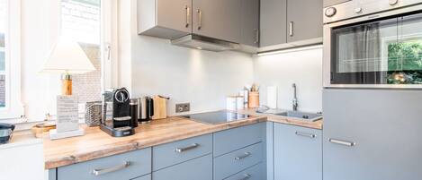 Fridge, oven, stovetop, dishwasher