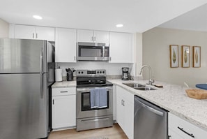 Frigorifero, microonde, forno, piano cottura