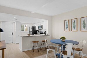 Dining - Newly Renovated 2bd/2ba Condo *Pool* 30+ Day Stays (Savannah)