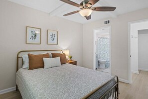 2 bedrooms, free WiFi, bed sheets - Newly Renovated 2bd/2ba Condo *Pool* 30+ Day Stays (Savannah)
