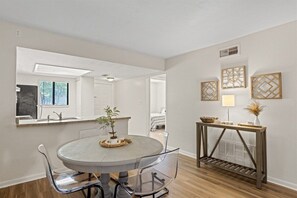Dining - 2bd/2ba Condo*Pool*Newly Renovated * 30+ day stays (Savannah)