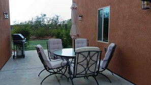Outdoor dining - Gia's Mountain View Retreat. brand new  built in 2024 guest house. (Tucson)