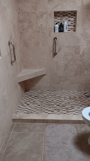 Dusche, Haartrockner, Handtücher, Seife