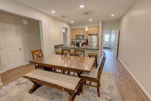 Dining - Luxury Ski Condo- Forest Ridge (Lincoln)