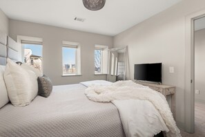 4 bedrooms, iron/ironing board, WiFi, bed sheets