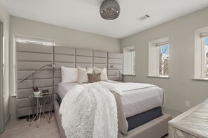 4 bedrooms, iron/ironing board, WiFi, bed sheets - Stella ~ Your Million Dollar Stunner, Views from every floor, 7 Min to Broadway! (Nashville)