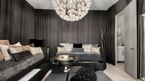 Un salon moderne avec un canapé, une table basse et un vase décoratif.