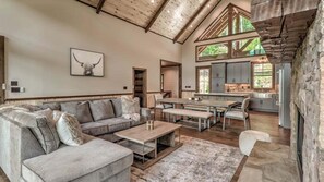 Een smart-tv, een open haard, videogames en een tafeltennistafel