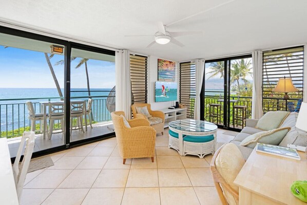 TV, books - Oceanfront Luxury at the Cove PB205 (Kihei)
