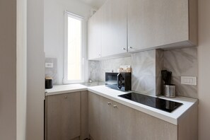 Kühlschrank, Mikrowelle, Herdplatte, Geschirrspüler