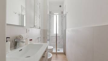 Doccia, asciugacapelli, bidet