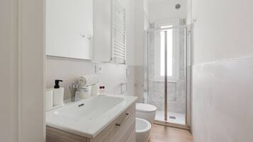 Dusche, Haartrockner, Bidet