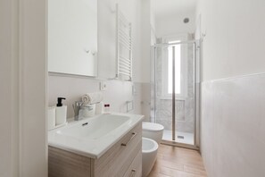 Dusche, Haartrockner, Bidet