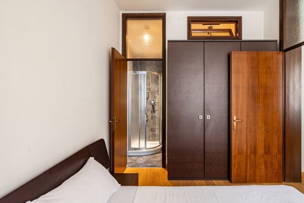 1 chambre, fer et planche à repasser, Wi-Fi, literie fournie