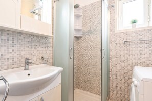 Een douche, een haardroger, een bidet, handdoeken