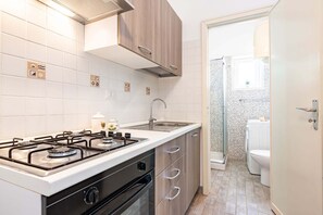 Réfrigérateur, un four, surface de cuisson, grille-pain