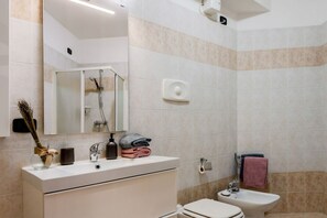 Douche, sèche-cheveux, bidet, serviettes fournies