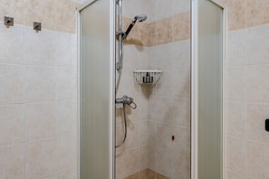 Dusche, Haartrockner, Bidet, Handtücher