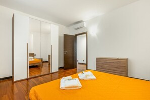 2 quartos, ferros/tábuas de passar roupa, Wi-Fi, roupa de cama