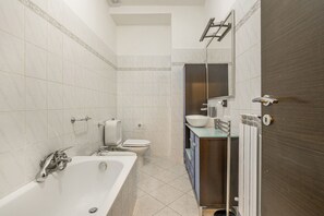 Bruser, hårtørrer, bidet, håndklæder