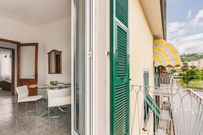 Outdoor dining - GuestHost - Into the Green! Da Passano Holiday Flat x5 (La Spezia)