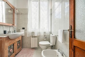 Douche, sèche-cheveux, bidet, serviettes fournies