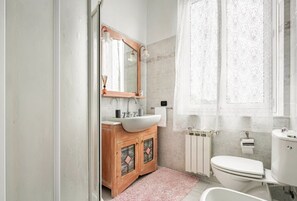 Douche, sèche-cheveux, bidet, serviettes fournies