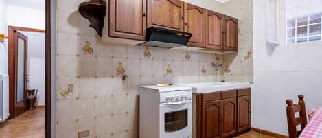 Jääkaappi, uuni, liesi, keittoastiat/astiat/ruokailuvälineet