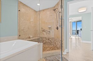 Dusche, Haartrockner, Handtücher