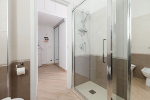 Douche, sèche-cheveux, bidet