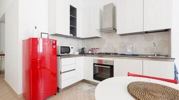 Microonde, forno, piano cottura, lavastoviglie