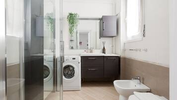 Doccia, asciugacapelli, bidet