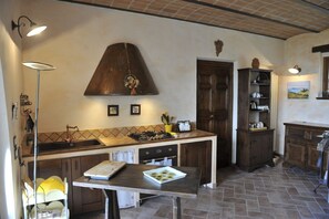 ثلاجة، فرن، موقد طهي مسطح، مستلزمات طهي/أطباق/أوعية