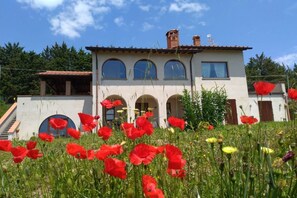 Exterior - GuestHost - Spacious 140 sqm apartment in Lisciano Niccone with stunning views of Lake Trasimeno. Ideal for 8 people, it offers 4 parking spaces and ample outdoor space. Enjoy the tranquility and beauty of the surrounding landscape with the convenience o (Gosparini)