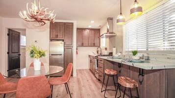 Refrigerador, microondas, horno y parrilla de estufa